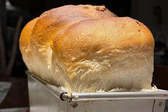 Pane in cassetta con pasta madre